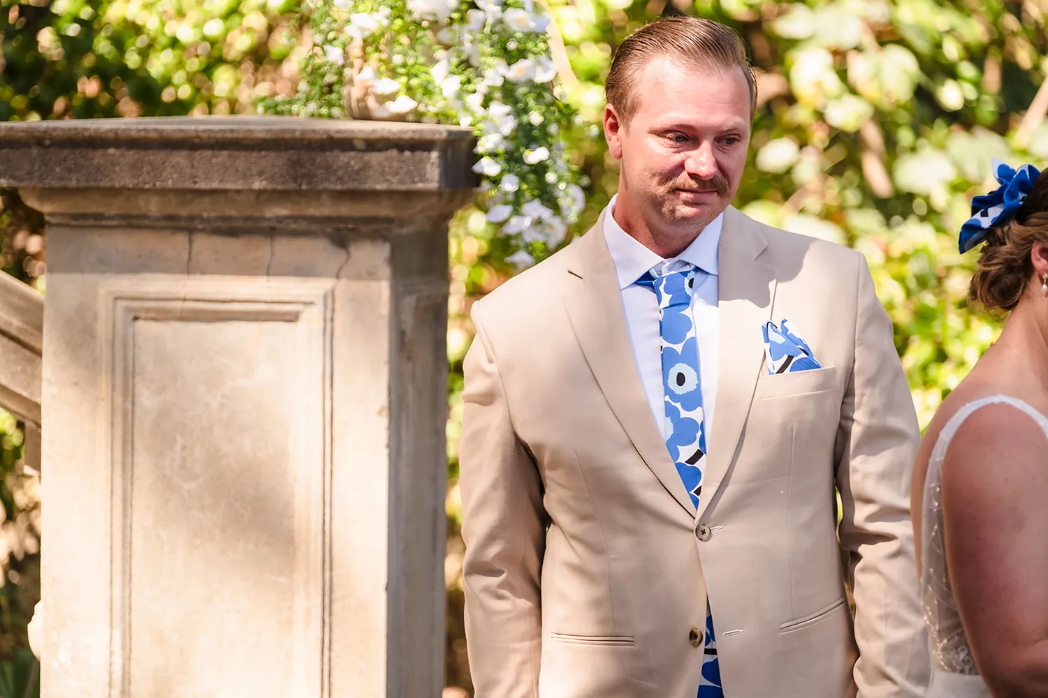 Groom Andy in a tan suit with a blue Marimekko tie
