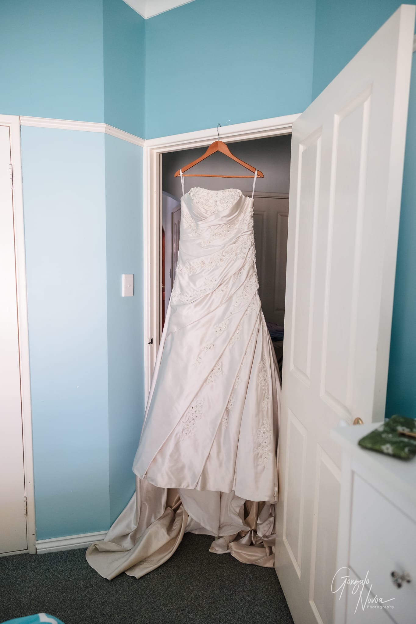 wedding details, her dress